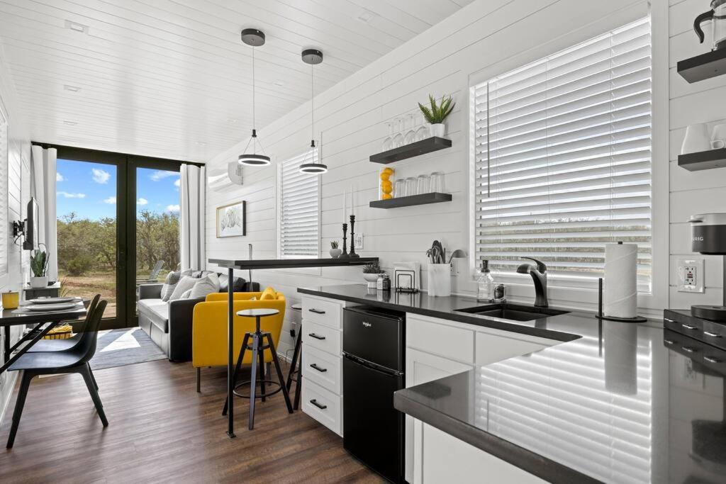 New The Yellow Beacon-Luxury Shipping Container Fredericksburg Exterior photo